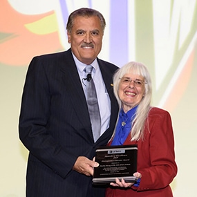 Phyllis Meng receiving the 2019 Distinguished Educator Award from John Carrillo, IFMA Chair.